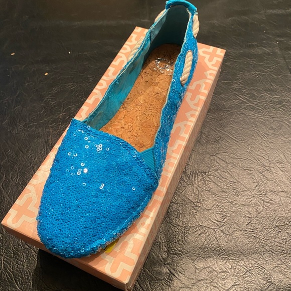 🚨SHOES🚨 - Picture 1 of 3